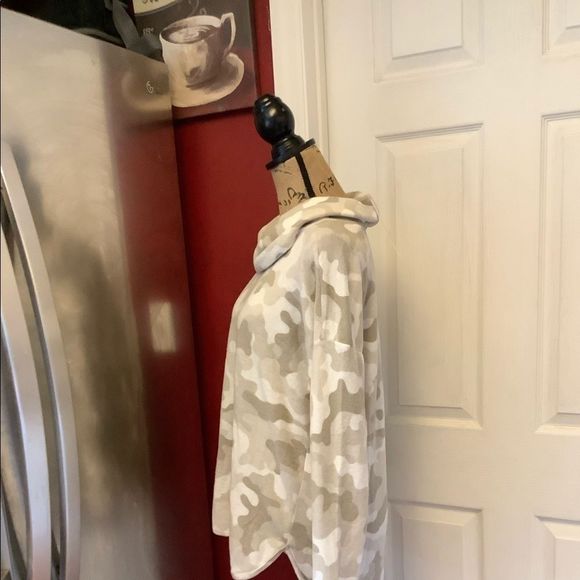 Nwt new directions hacci camouflage cowl neck oversized top medium - Picture 12 of 12